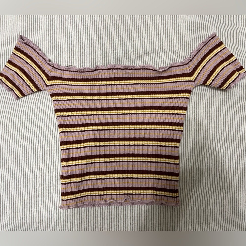 Perfect stripe off the shoulder top! 💖💐🌟